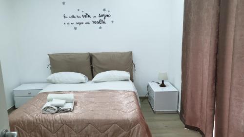 BoscotrecaseにあるLa Rosa del Vesuvioのベッドルーム1室(ベッド1台、タオル2枚付)