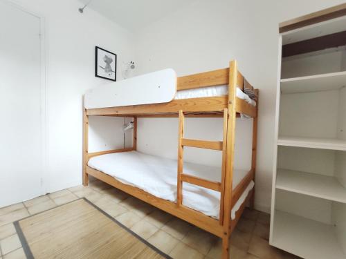 - une chambre avec 2 lits superposés et une échelle dans l'établissement Maison proche Golf & Plages, à Moliets-et-Maa