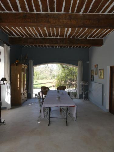 une salle à manger avec une table et des chaises dans l'établissement Le charme d'une vieille bastide provençale, à Solliès-Pont