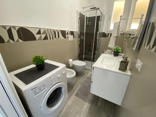 a bathroom with a washing machine and a sink at Sun Holiday in Avola