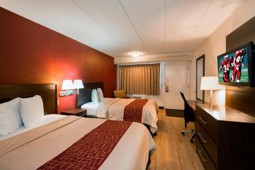マリエッタにあるRed Roof Inn Mariettaのベッド2台、薄型テレビが備わるホテルルームです。