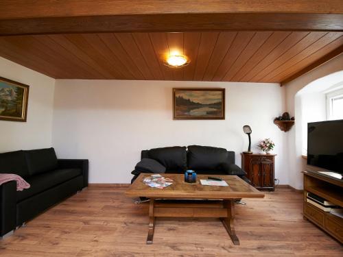 ein Wohnzimmer mit einem Sofa und einem Couchtisch in der Unterkunft Ferienwohnung Beim Halt in Wasserburg am Inn