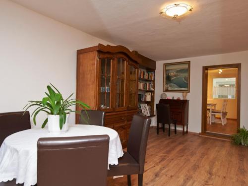a dining room with a table and chairs and a library at Ferienwohnung Beim Halt in Wasserburg am Inn