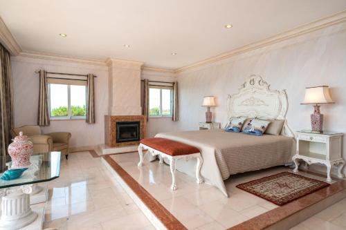 フェラグドにあるMonte da Bela Vista 'Paradise' by SAPvillasのベッドルーム(大型ベッド1台、暖炉付)