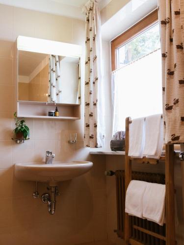 a bathroom with a sink and a window at Garni Fany in Colfosco