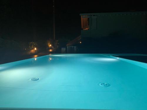 einen Whirlpool, der nachts im Dunkeln leuchtet in der Unterkunft Le Noir appartment in Peschiera del Garda