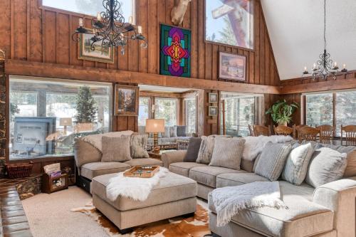 Gorgeous Riverfront Retreat – Photos 2