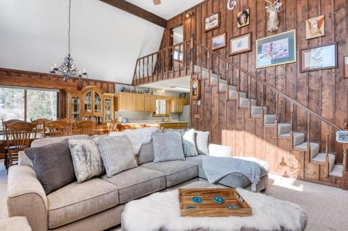 Gorgeous Riverfront Retreat – Photos 3