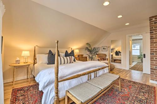 En eller flere senge i et værelse på Boise Tudor Home with Game Room Less Than 2 Mi to Downtown!