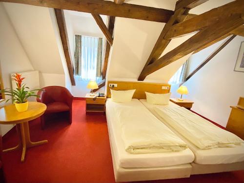 A bed or beds in a room at Meister BÄR HOTEL Ostbayern