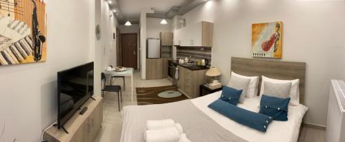 a small room with a bed and a kitchen at Xenia_Apartments A2 in Kozani
