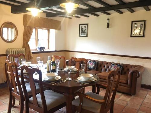 comedor con mesa y sofá en Wensum House, en Norwich