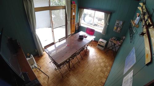 an overhead view of a room with a table and chairs at BBQ可 1日1組限定 貸切別荘 秘密基地 は恐竜博物館まで3km スキージャム勝山まで12km in Katsuyama