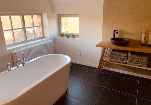 y baño con bañera y lavamanos. en forrest - Holiday Home - Vakantiewoning, en Ronse