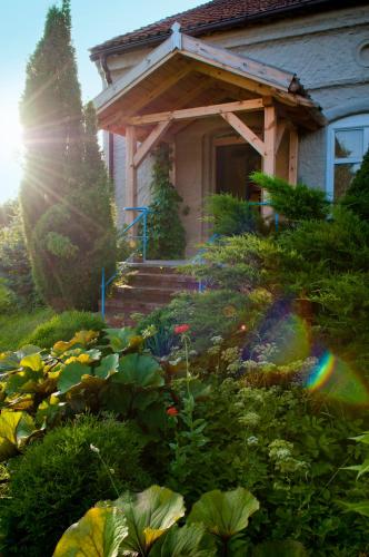 a house with a garden in front of it at Dom na Wzgórzu in Skolity