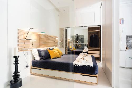 Schlafzimmer mit einem Bett und einer Glaswand in der Unterkunft Suite Bacco Ortigia in Syrakus
