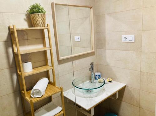 bagno con lavandino e specchio di Chic & Sailor Beach Home a Peñíscola