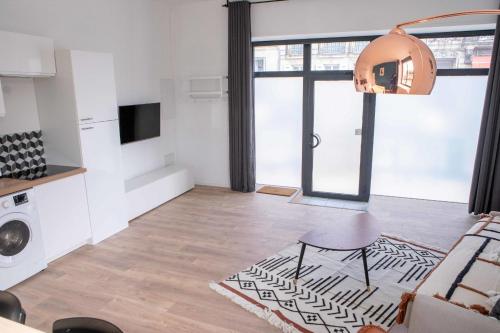 - un salon avec une table et un canapé dans l'établissement Modern Air Conditioned Apartment, à Bordeaux