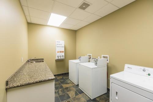 Galería fotográfica de Redwood Inn & Suites en Clairmont