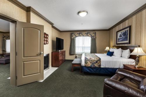 Una cama o camas en una habitación de Redwood Inn & Suites