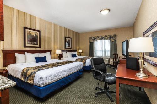 Una cama o camas en una habitación de Redwood Inn & Suites