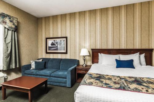 Una cama o camas en una habitación de Redwood Inn & Suites