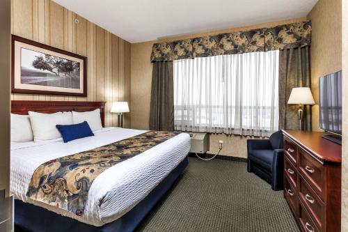 Una cama o camas en una habitación de Redwood Inn & Suites