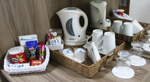 Utensilios para hacer té y café en Hotel Riviera