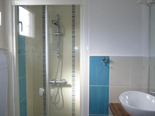une salle de bain avec une douche et un lavabo et un lavabo dans l'établissement Les studios de l'Océan, aux Mathes