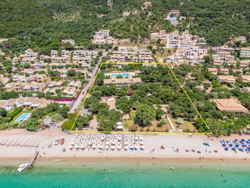 una vista aérea de una playa con un complejo en Barbati Beach Apartments, en Barbati