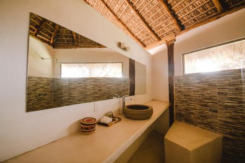 La salle de bains est pourvue d'un lavabo et de toilettes. dans l'établissement Quinta Ascensión Hotel Boutique Only Adults, à Malinalco