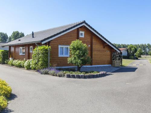 Cosy wooden chalet with private garden