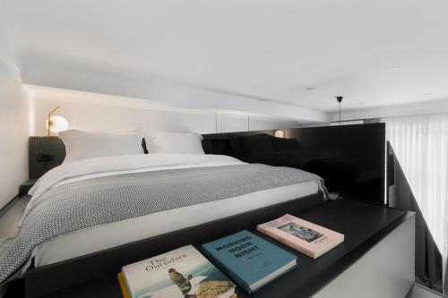 Posteľ alebo postele v izbe v ubytovaní Bumblebee Luxury Apartments 2