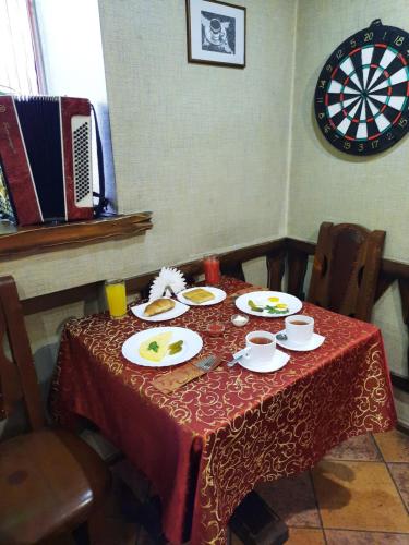 ペトロパブロフスク・カムチャツキーにあるHotel Postoyalyi Dvorの食器一皿とダーツボード