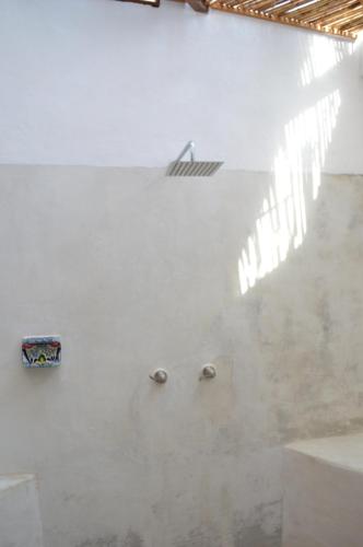 a white wall with a window in a room at Quinta Ascensión Hotel Boutique Only Adults in Malinalco