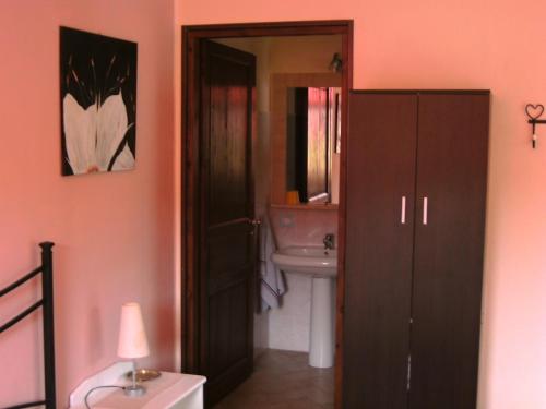 アルゲーロにあるB&B Valli Verdiのバスルーム(洗面台、トイレ、鏡付)