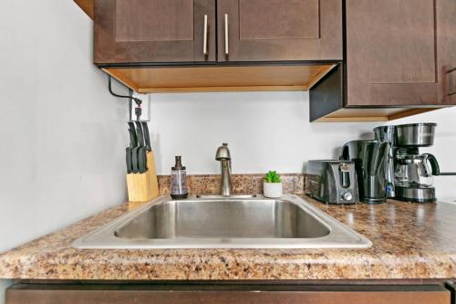A kitchen or kitchenette at Well-Equipped Studio Apartment in Chicago - Belmont B7