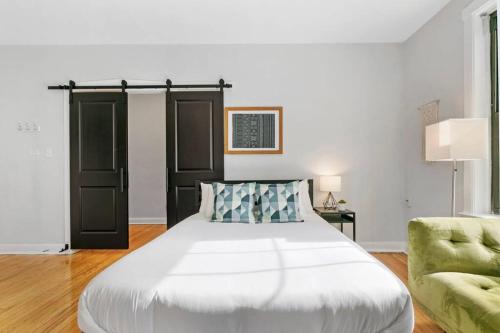 A bed or beds in a room at Well-Equipped Studio Apartment in Chicago - Belmont B7