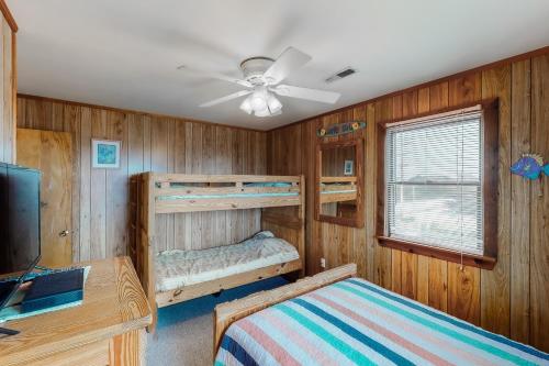 - une chambre avec 2 lits superposés et un ventilateur de plafond dans l'établissement Offshore #50-1, à Avon