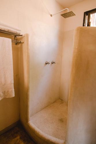 a shower in a bathroom with a shower curtain at Quinta Ascensión Hotel Boutique Only Adults in Malinalco