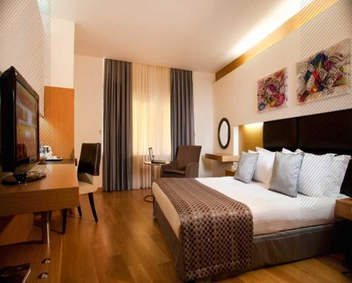 Ein Bett oder Betten in einem Zimmer der Unterkunft Surmeli Istanbul Hotel