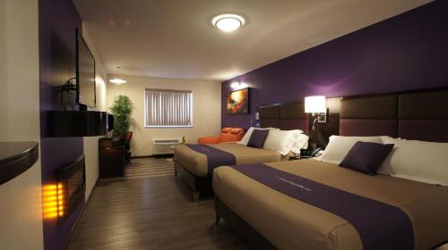ゴドリッチにあるDreamz Innのベッド2台とテレビが備わるホテルルームです。