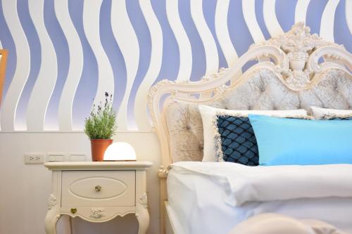 a bedroom with a bed with a blue and white striped wall at 恆春洋蔥風格旅居 onion in in Hengchun