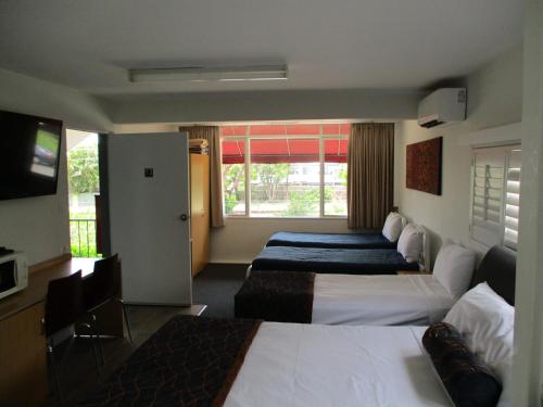 Llit o llits en una habitació de Airway Motel