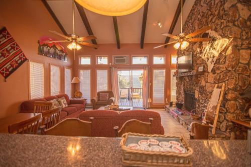 Χώρος καθιστικού στο Huge Ruidoso Retreat with Game Room, Pool, 2 Balconies, 2 Kitchens - Sleeps 17!