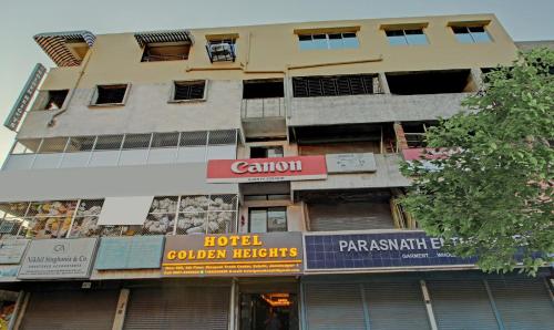 un alto edificio con un hotel e cucine esterne di Treebo Trend Golden Heights a Jamshedpur