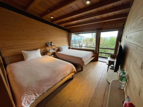 成功的住宿－三仙台比西里岸營地/渡假小木屋，一间带两张床的卧室,位于带窗户的房间内