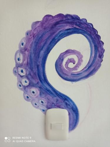 a purple and white swirl on a light switch at Casa Caracola in Tubará