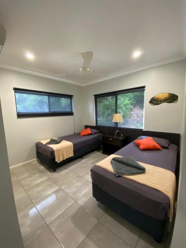 Rúm í herbergi á Cooktown Harbour View Luxury Apartments