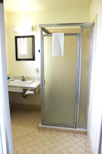 Rodeway Inn Near University-Gateway to Yosemiteにあるバスルーム